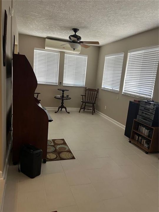 出租: $1,900 (2 贝兹, 2 浴室, 1636 平方英尺)