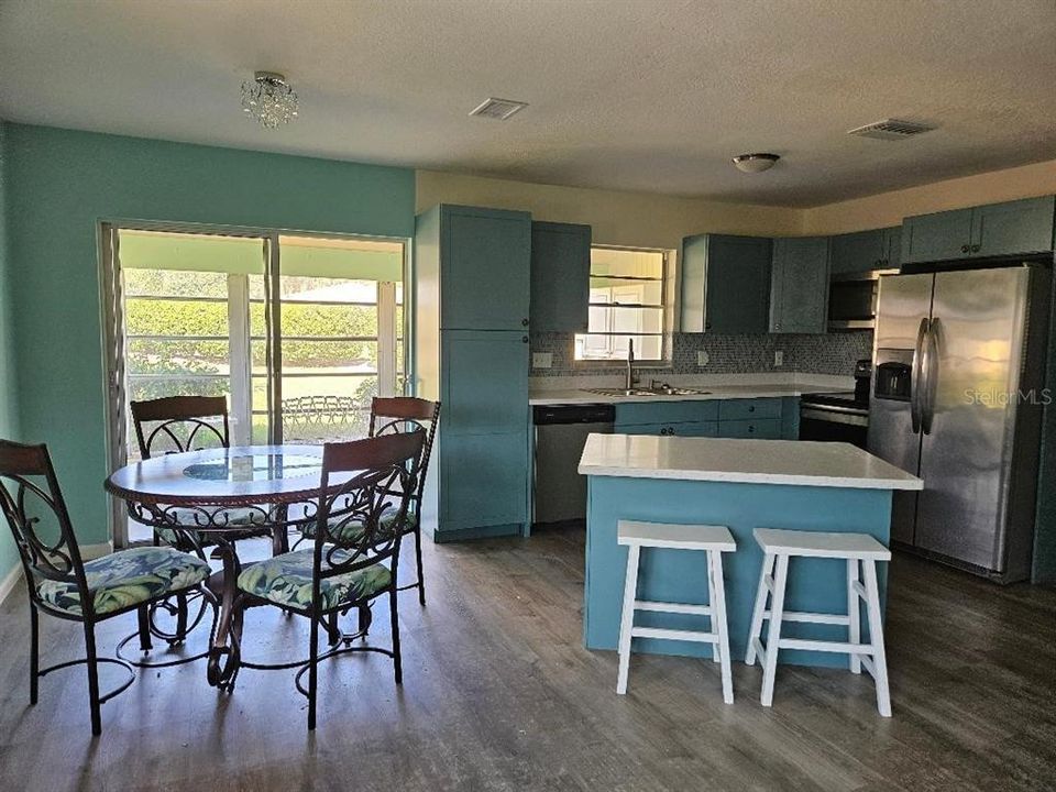 For Sale: $159,900 (2 beds, 2 baths, 1087 Square Feet)