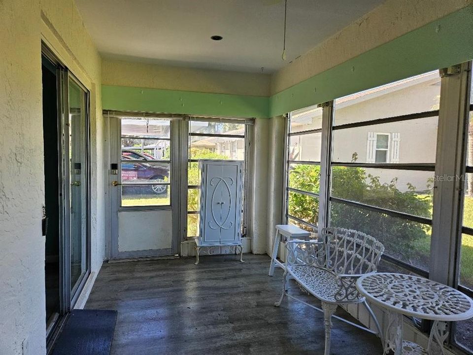 For Sale: $159,900 (2 beds, 2 baths, 1087 Square Feet)