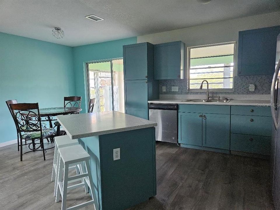 For Sale: $159,900 (2 beds, 2 baths, 1087 Square Feet)