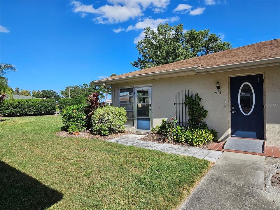 For Sale: $159,900 (2 beds, 2 baths, 1087 Square Feet)