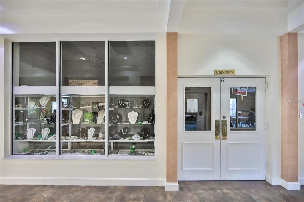 For Sale: $159,900 (2 beds, 2 baths, 1087 Square Feet)