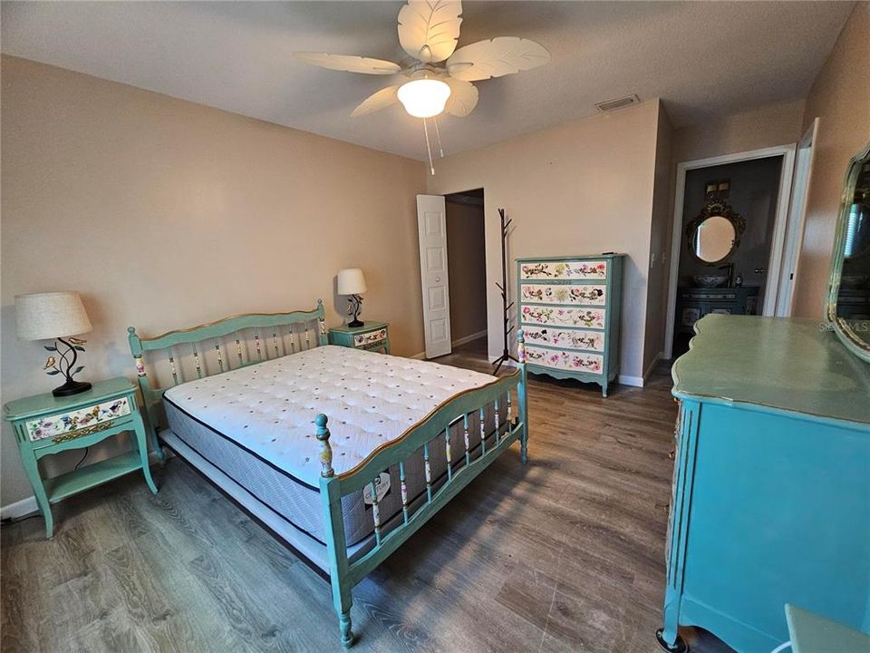 For Sale: $159,900 (2 beds, 2 baths, 1087 Square Feet)