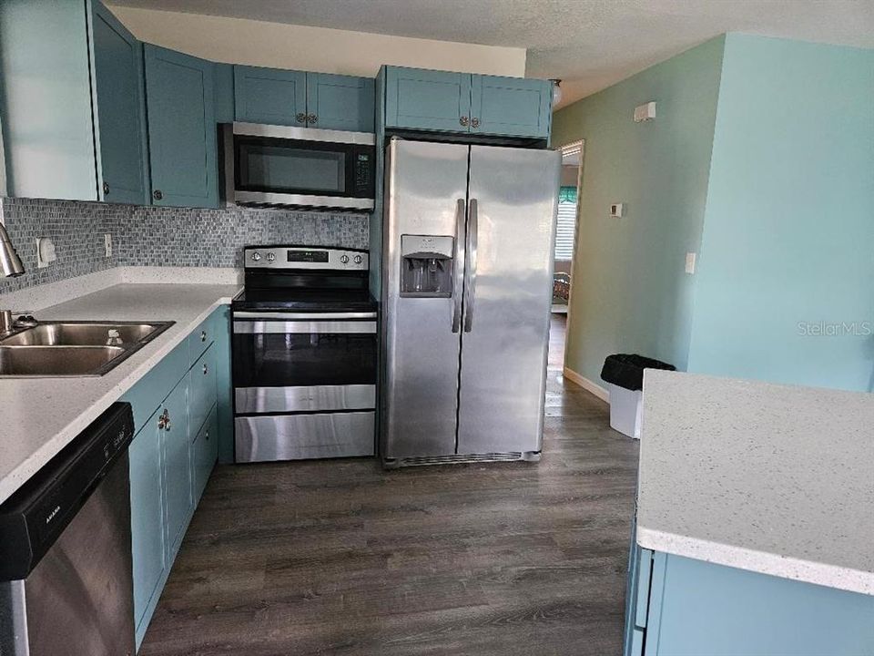 For Sale: $159,900 (2 beds, 2 baths, 1087 Square Feet)