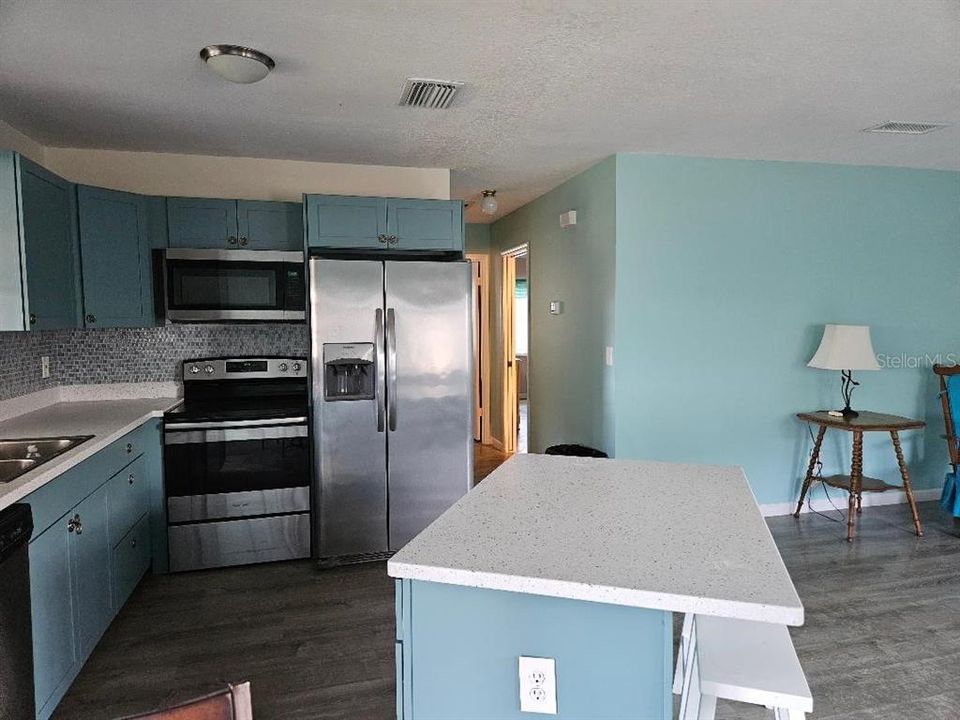 For Sale: $159,900 (2 beds, 2 baths, 1087 Square Feet)