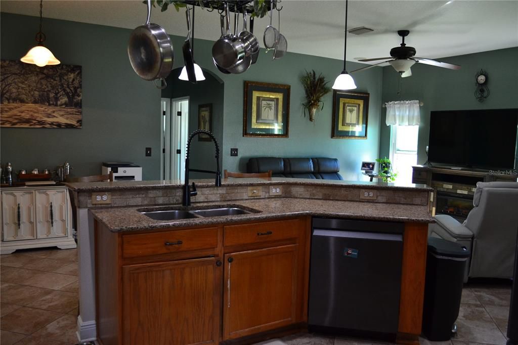 На продажу: $419,900 (3 спален, 2 ванн, 1846 Квадратных фут)