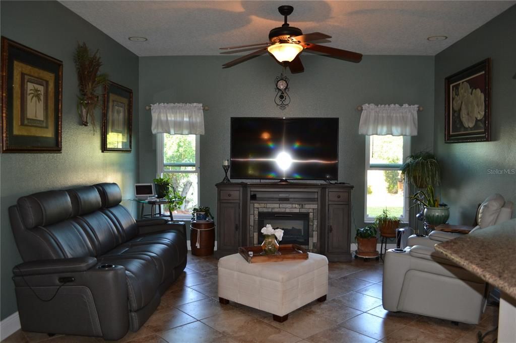 На продажу: $419,900 (3 спален, 2 ванн, 1846 Квадратных фут)