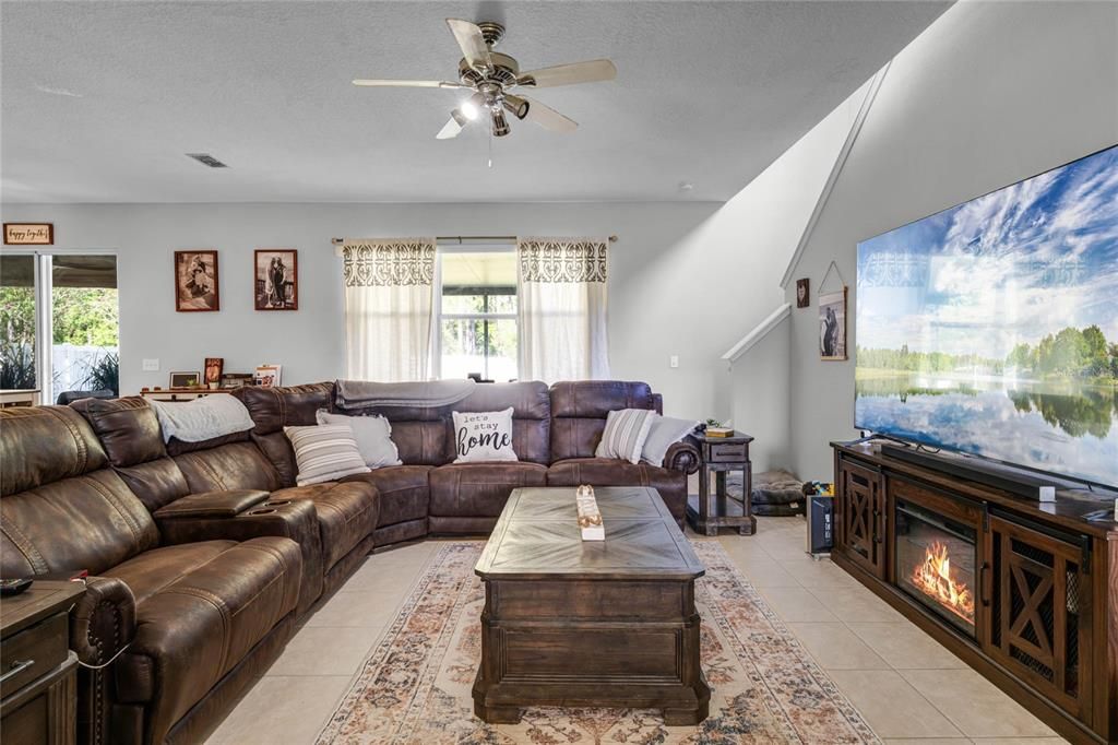 En Venta: $370,000 (3 camas, 2 baños, 2648 Pies cuadrados)