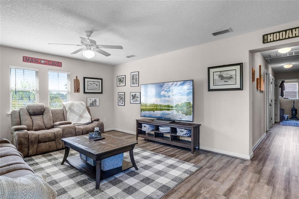 En Venta: $370,000 (3 camas, 2 baños, 2648 Pies cuadrados)