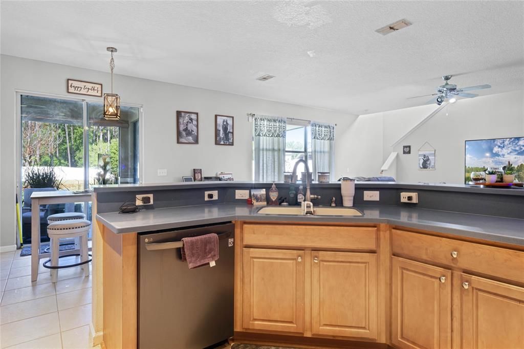 En Venta: $370,000 (3 camas, 2 baños, 2648 Pies cuadrados)