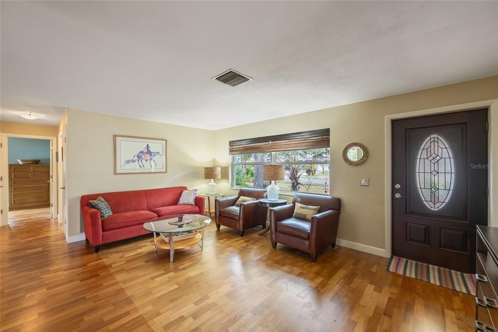 待售: $475,000 (2 贝兹, 1 浴室, 1033 平方英尺)