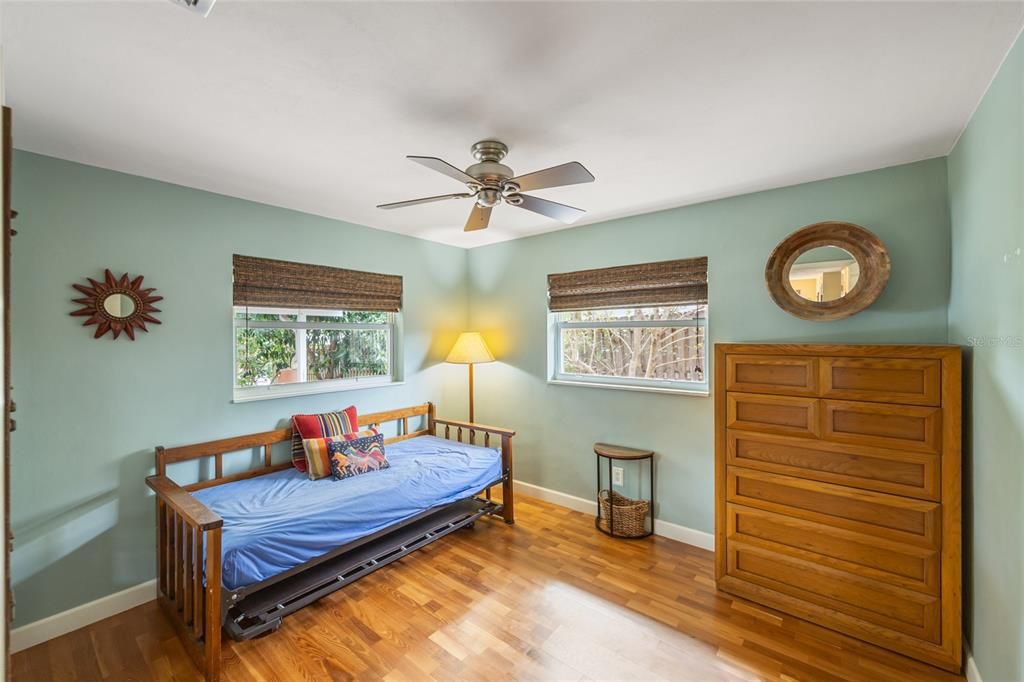 待售: $475,000 (2 贝兹, 1 浴室, 1033 平方英尺)