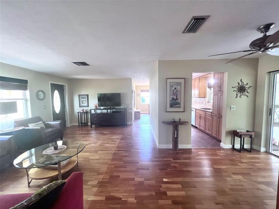 待售: $475,000 (2 贝兹, 1 浴室, 1033 平方英尺)