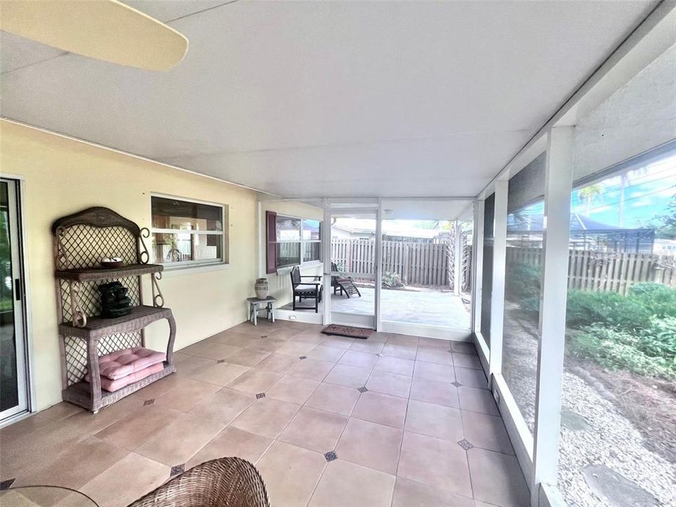 待售: $475,000 (2 贝兹, 1 浴室, 1033 平方英尺)