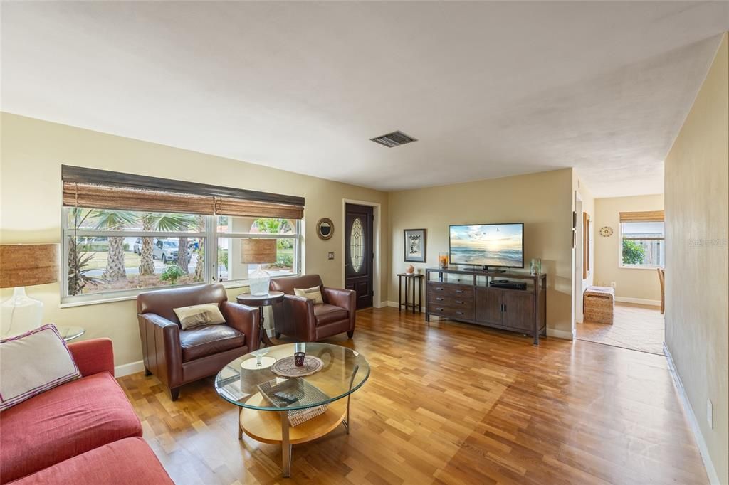 待售: $475,000 (2 贝兹, 1 浴室, 1033 平方英尺)