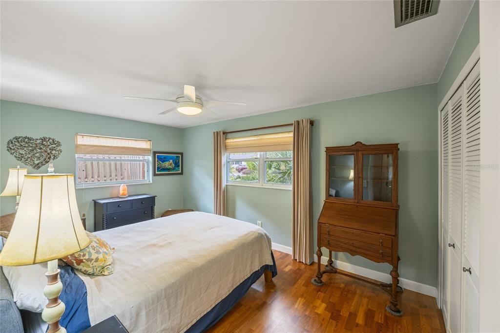 待售: $475,000 (2 贝兹, 1 浴室, 1033 平方英尺)