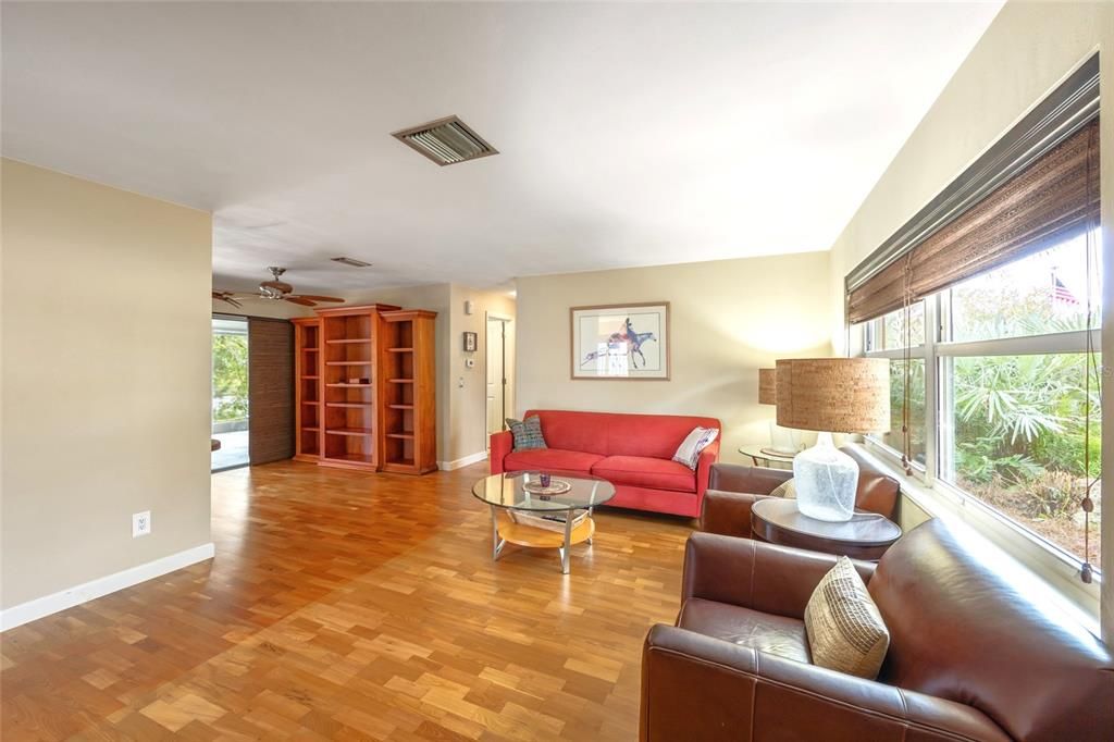 待售: $475,000 (2 贝兹, 1 浴室, 1033 平方英尺)