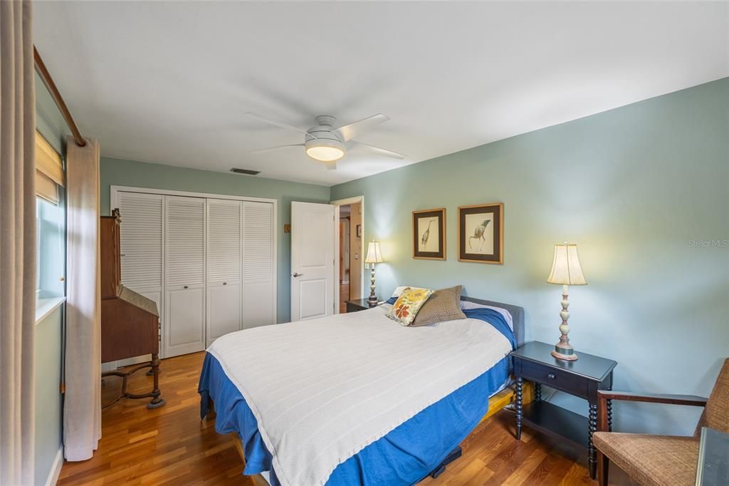 待售: $475,000 (2 贝兹, 1 浴室, 1033 平方英尺)