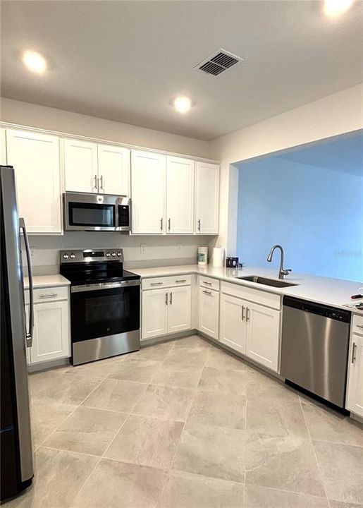 合同活跃: $1,800 (3 贝兹, 2 浴室, 1417 平方英尺)