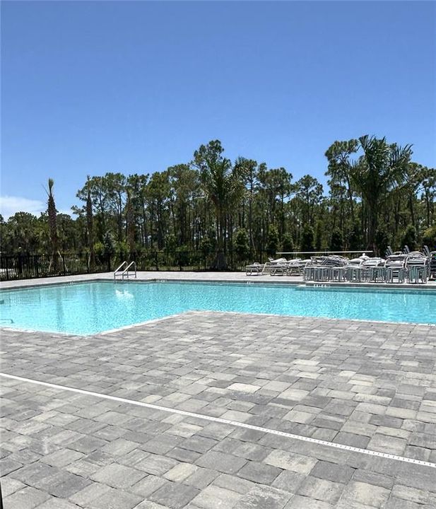 合同活跃: $1,800 (3 贝兹, 2 浴室, 1417 平方英尺)