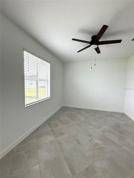 合同活跃: $1,800 (3 贝兹, 2 浴室, 1417 平方英尺)