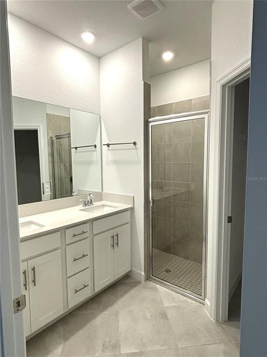 合同活跃: $1,800 (3 贝兹, 2 浴室, 1417 平方英尺)