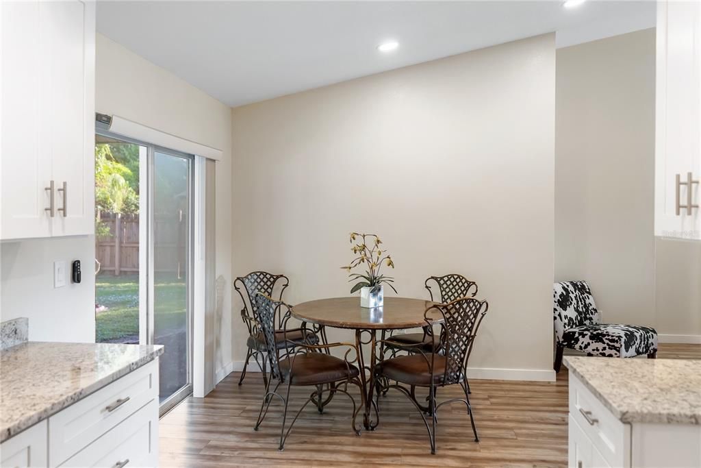 待售: $330,000 (2 贝兹, 1 浴室, 937 平方英尺)