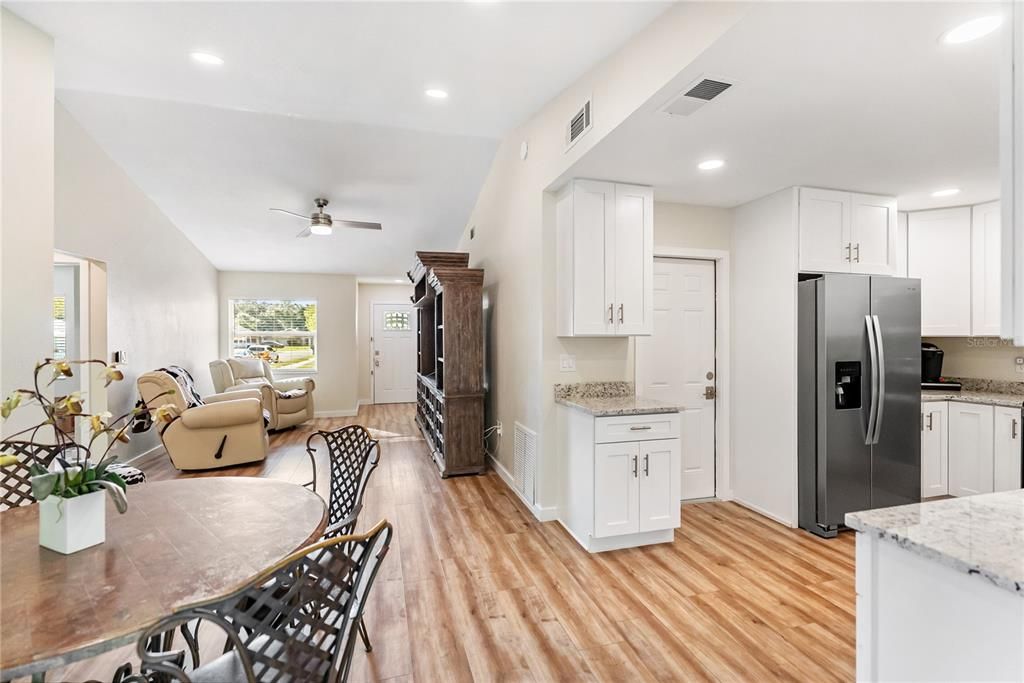 待售: $330,000 (2 贝兹, 1 浴室, 937 平方英尺)