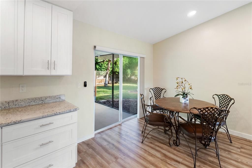 待售: $330,000 (2 贝兹, 1 浴室, 937 平方英尺)