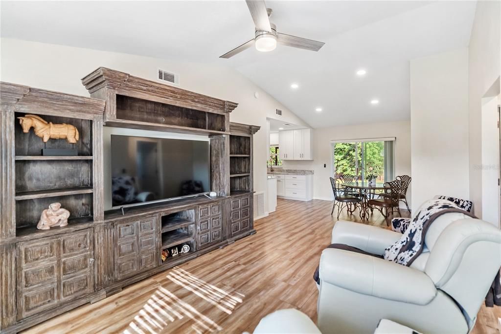 待售: $330,000 (2 贝兹, 1 浴室, 937 平方英尺)