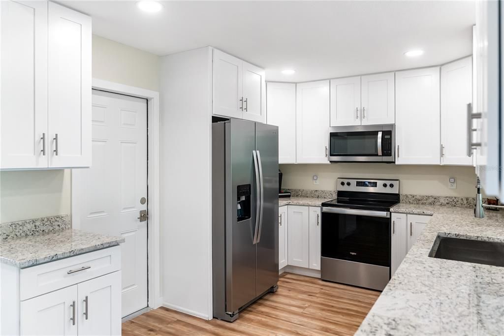 待售: $330,000 (2 贝兹, 1 浴室, 937 平方英尺)