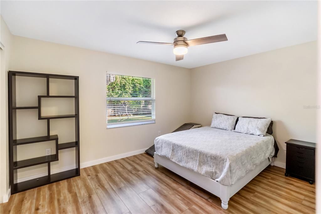 待售: $330,000 (2 贝兹, 1 浴室, 937 平方英尺)