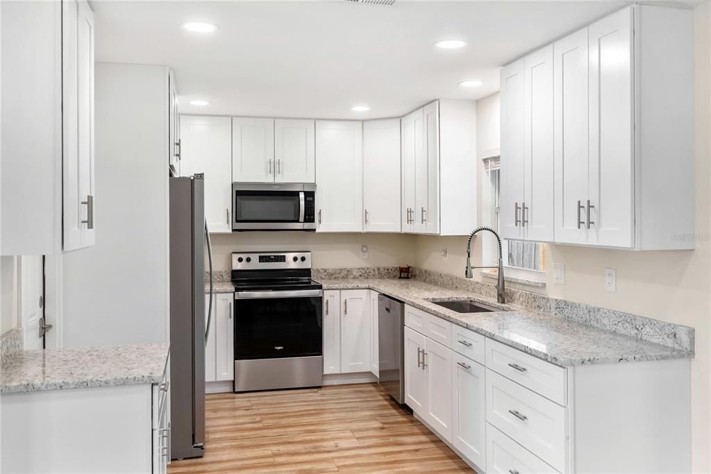 待售: $330,000 (2 贝兹, 1 浴室, 937 平方英尺)