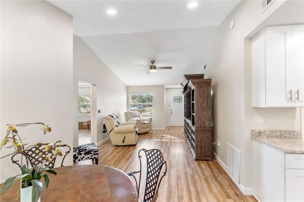 待售: $330,000 (2 贝兹, 1 浴室, 937 平方英尺)