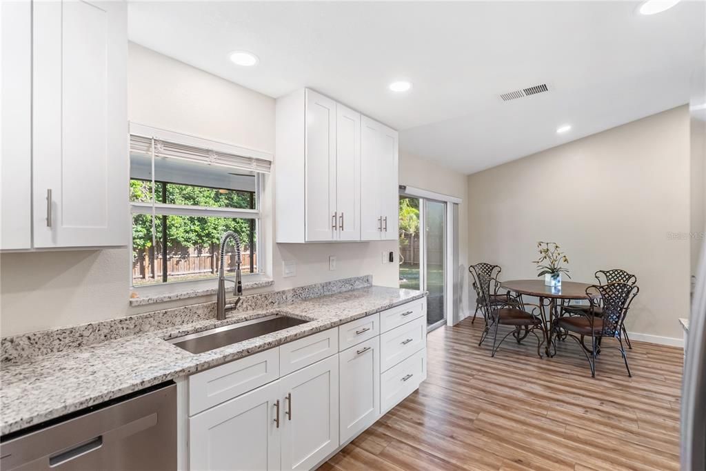 待售: $330,000 (2 贝兹, 1 浴室, 937 平方英尺)