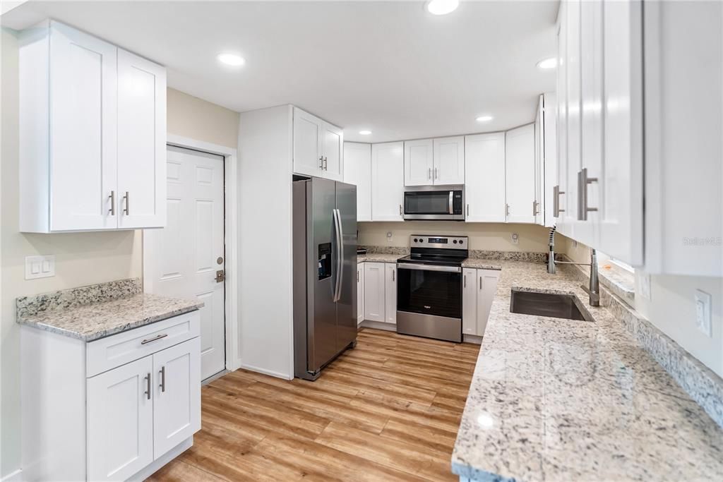 待售: $330,000 (2 贝兹, 1 浴室, 937 平方英尺)