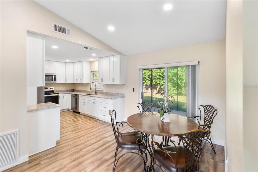 待售: $330,000 (2 贝兹, 1 浴室, 937 平方英尺)