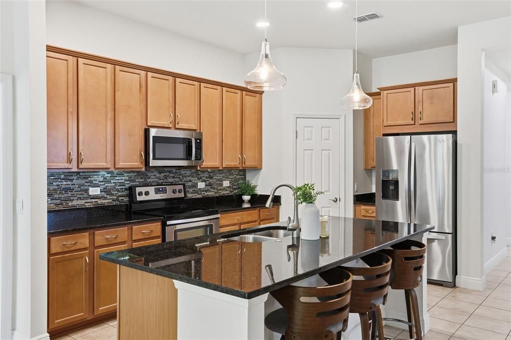 Под контрактом: $619,000 (3 спален, 2 ванн, 2072 Квадратных фут)