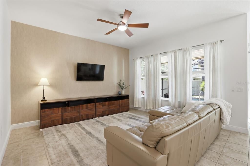 Под контрактом: $619,000 (3 спален, 2 ванн, 2072 Квадратных фут)