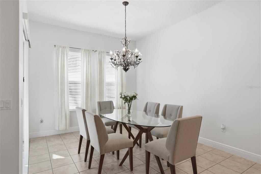 Под контрактом: $619,000 (3 спален, 2 ванн, 2072 Квадратных фут)