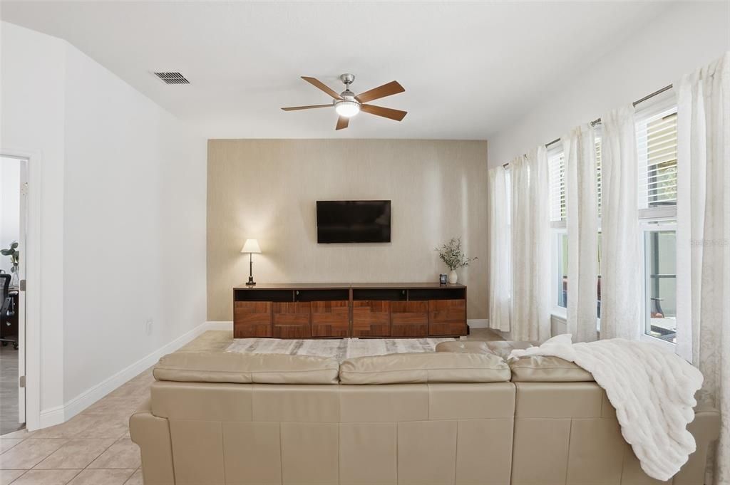 Под контрактом: $619,000 (3 спален, 2 ванн, 2072 Квадратных фут)