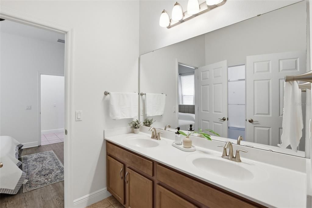 Под контрактом: $619,000 (3 спален, 2 ванн, 2072 Квадратных фут)