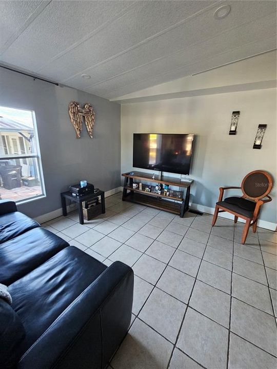 For Sale: $230,000 (2 beds, 1 baths, 768 Square Feet)