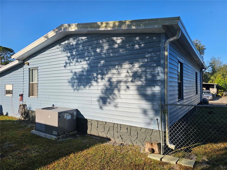 For Sale: $230,000 (2 beds, 1 baths, 768 Square Feet)