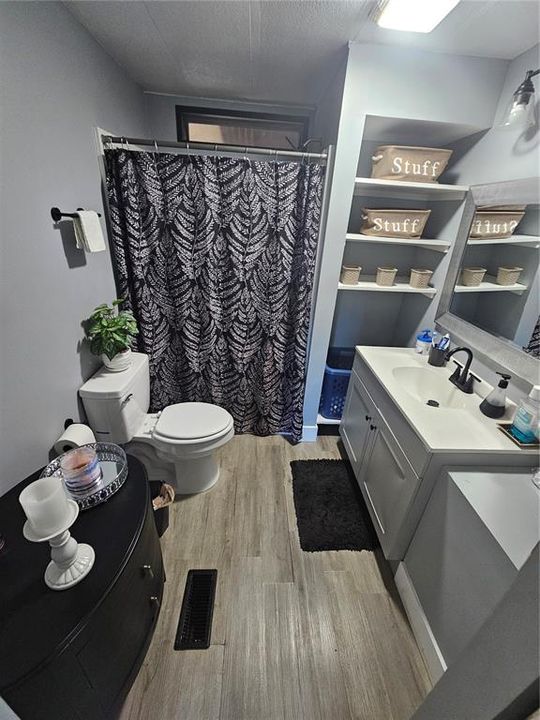 For Sale: $230,000 (2 beds, 1 baths, 768 Square Feet)