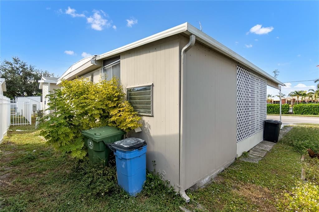 For Sale: $65,000 (2 beds, 2 baths, 800 Square Feet)