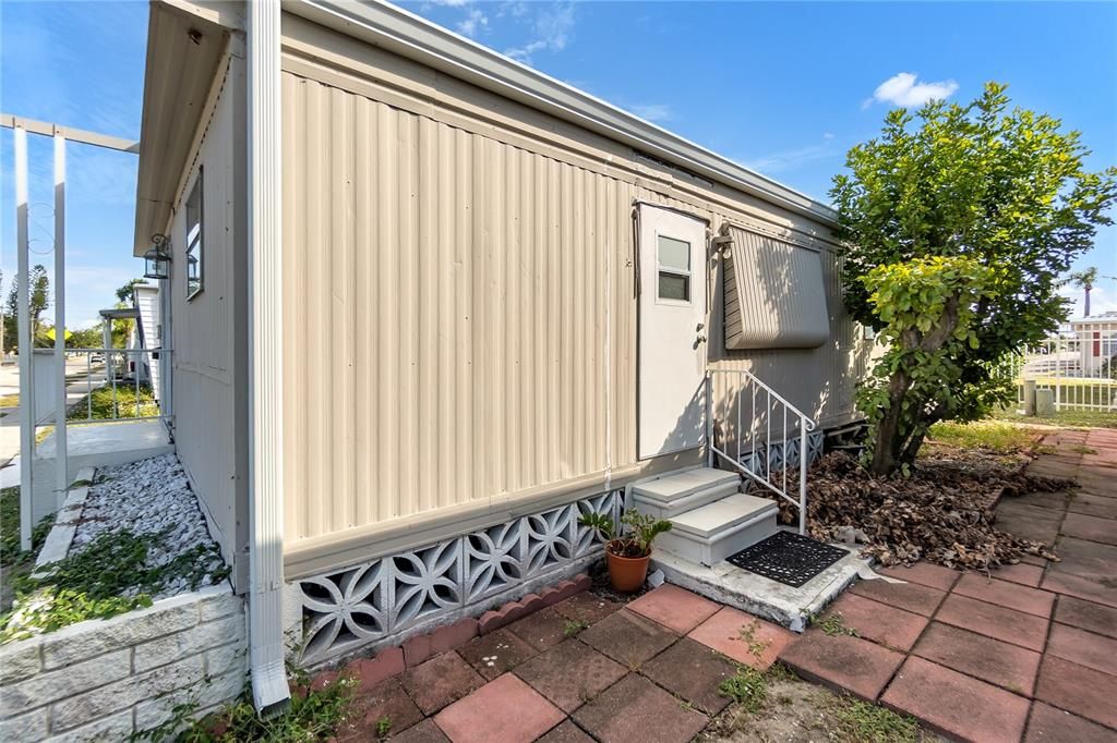 For Sale: $65,000 (2 beds, 2 baths, 800 Square Feet)