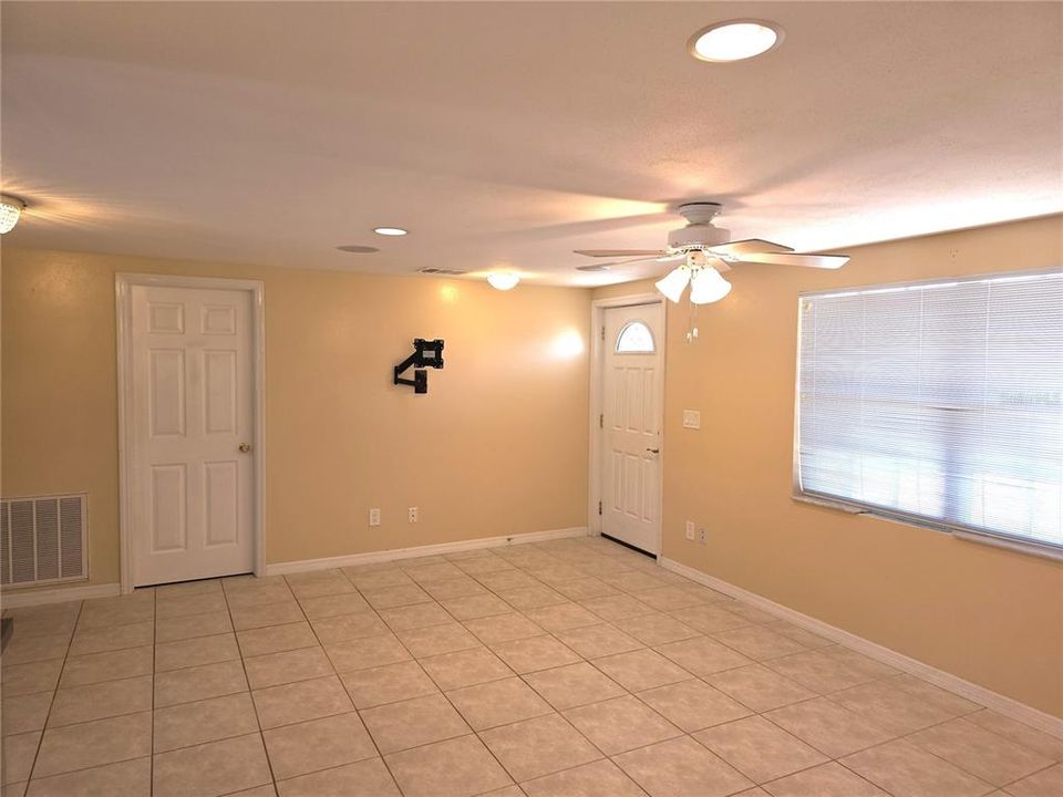 待售: $224,900 (3 贝兹, 1 浴室, 1140 平方英尺)