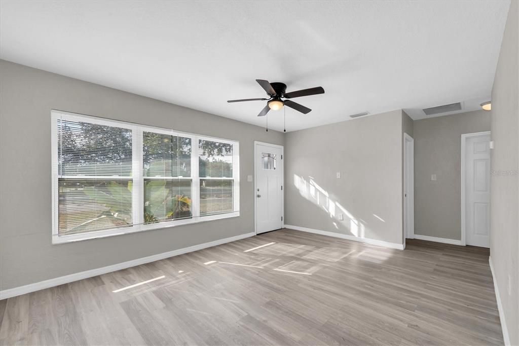 Active With Contract: $299,000 (3 beds, 1 baths, 928 Square Feet)