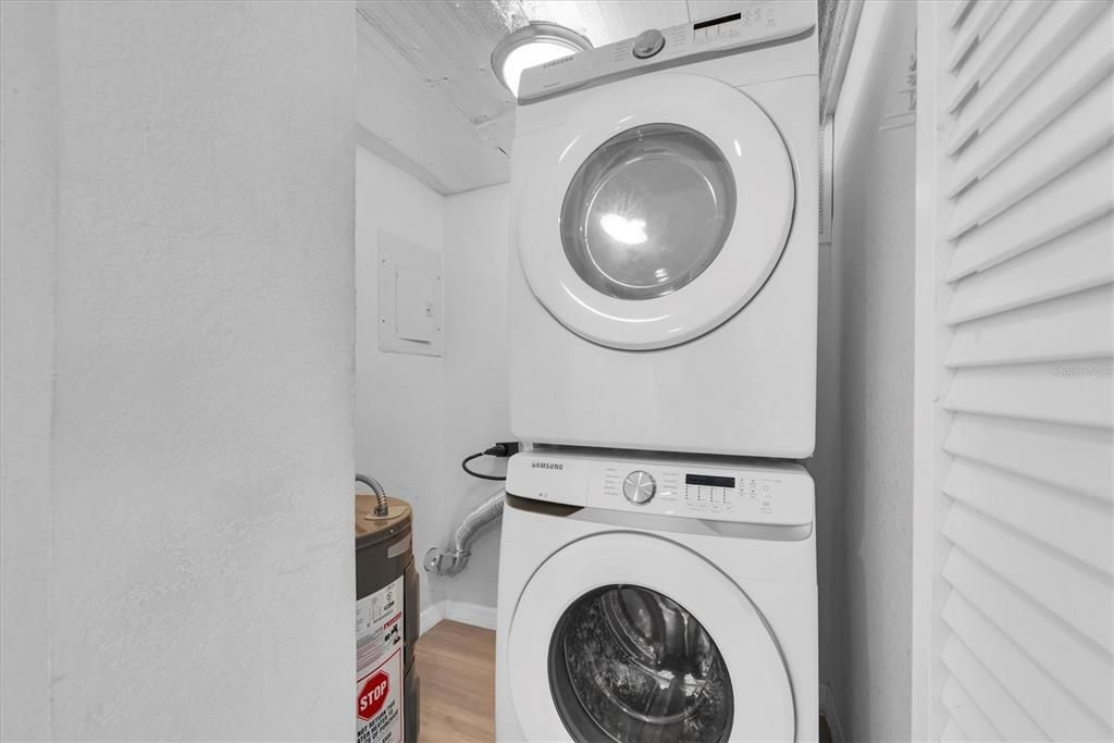 Active With Contract: $299,000 (3 beds, 1 baths, 928 Square Feet)